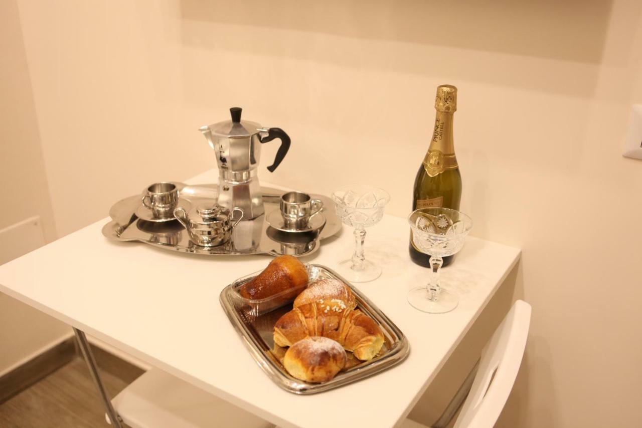 Garibaldi Station 2Punto0 Bed & Breakfast เนเปิลส์ ภายนอก รูปภาพ